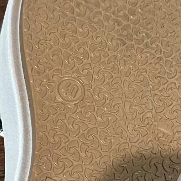 Vince Camuto Women’s Silver Platform Slides Size 10 - Picture 7 of 9